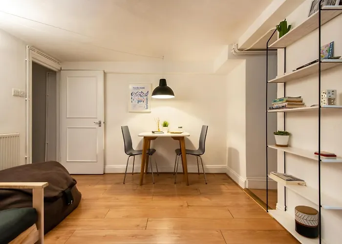 Stylish Underground Flat, Beach 30S, Graffiti Yard