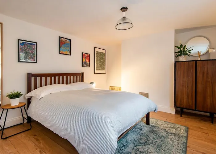 Stylish Underground Flat, Beach 30S, Graffiti Yard