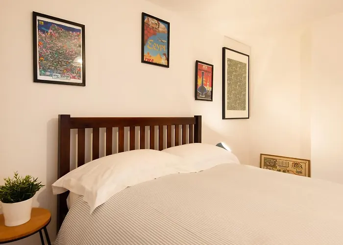 Stylish Underground Flat, Beach 30S, Graffiti Yard